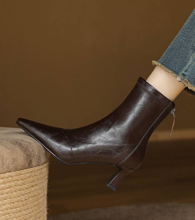 Botines de cuero con tacón elegante