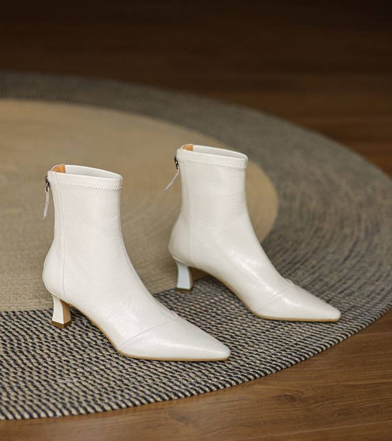 Botines de cuero con tacón elegante