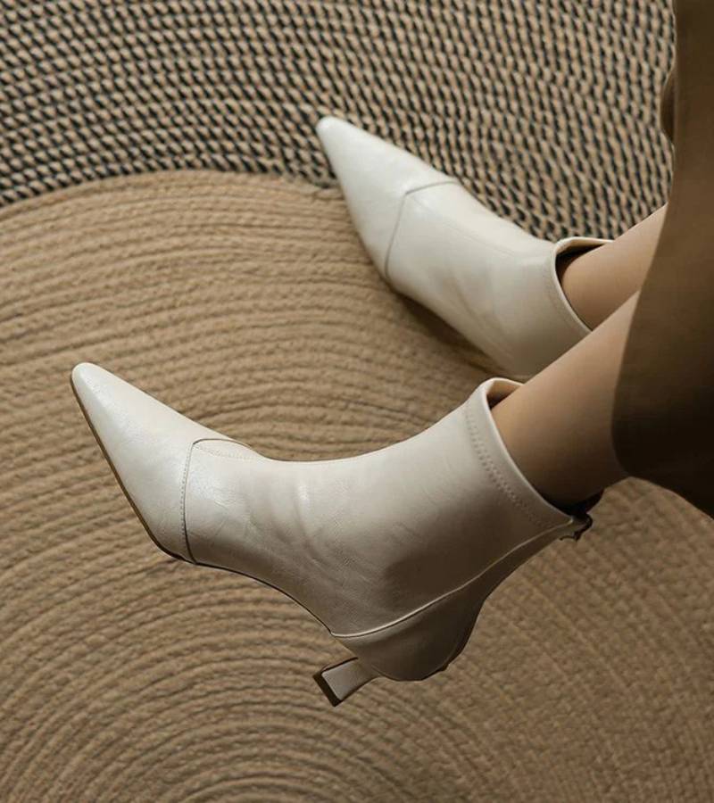 Botines de cuero con tacón elegante