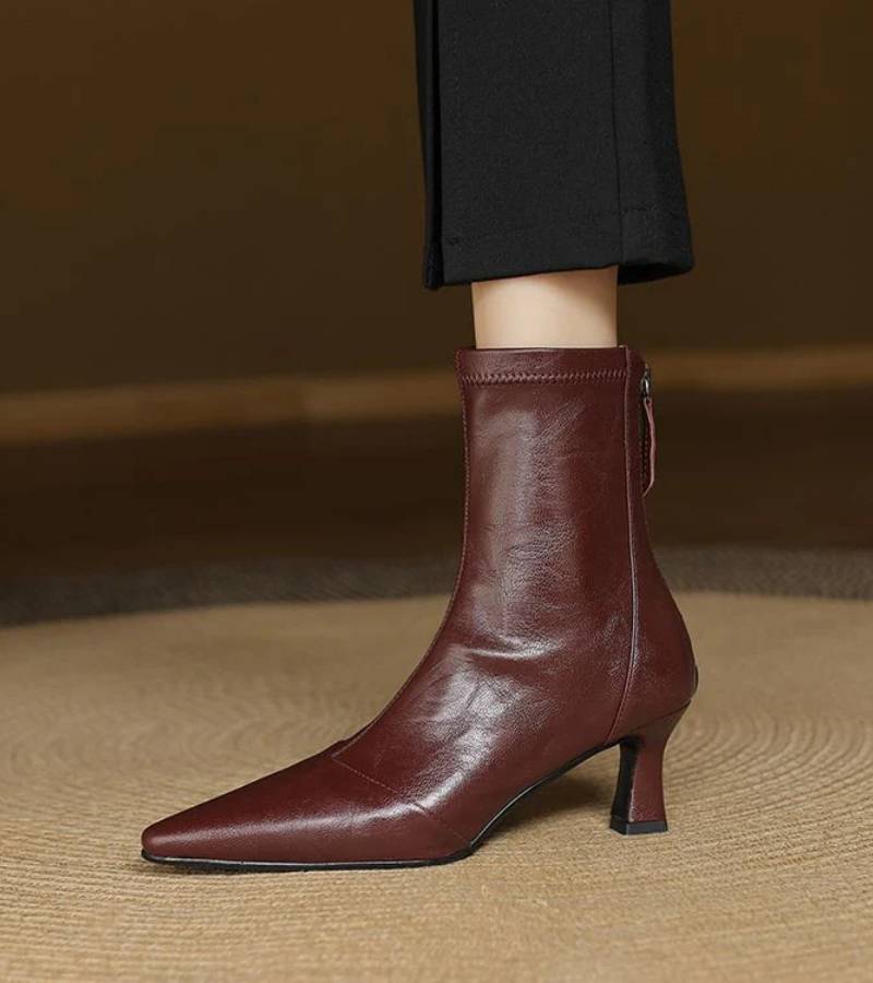 Botines de cuero con tacón elegante