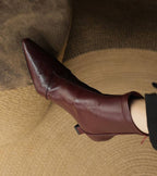 Botines de cuero con tacón elegante