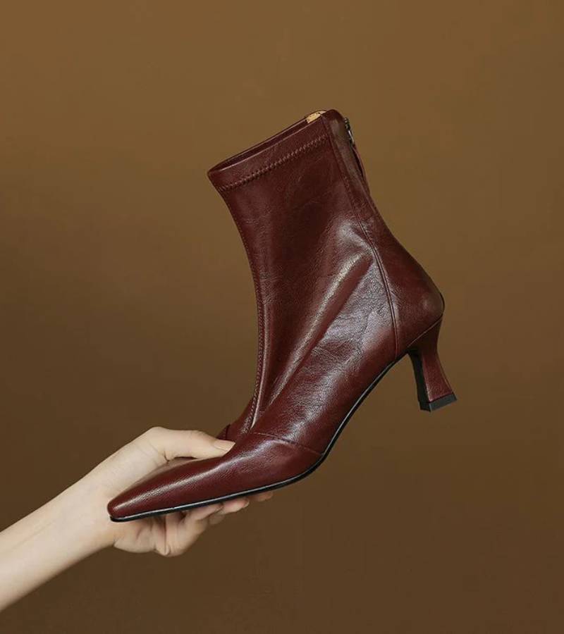 Botines de cuero con tacón elegante