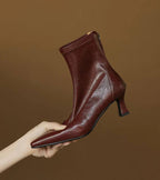 Botines de cuero con tacón elegante