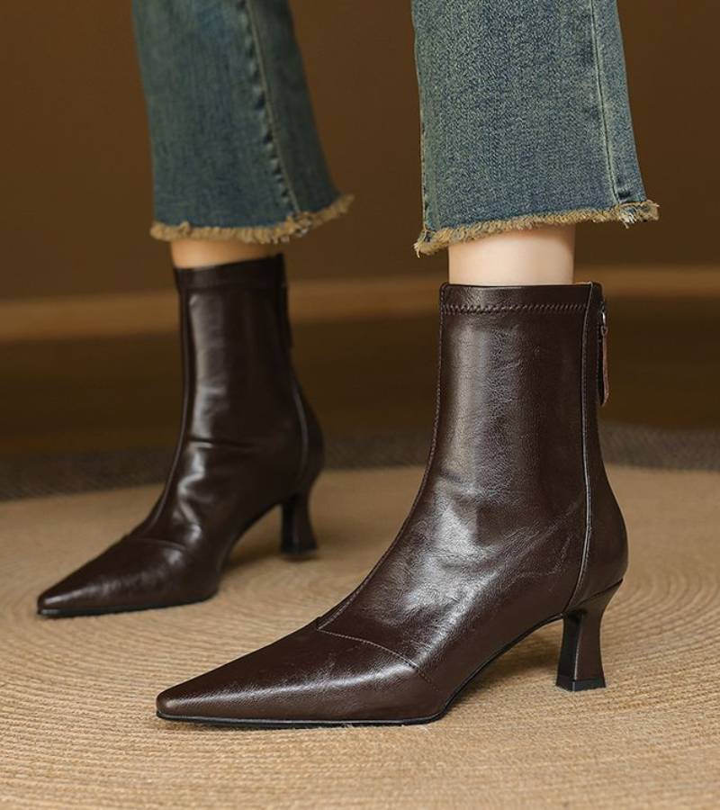 Botines de cuero con tacón elegante